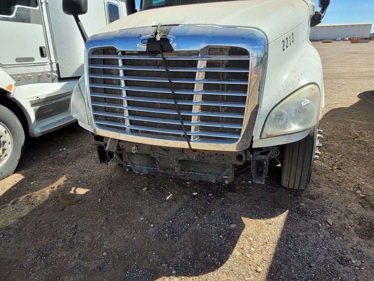 2013-freightliner-cascadia-125-image-2