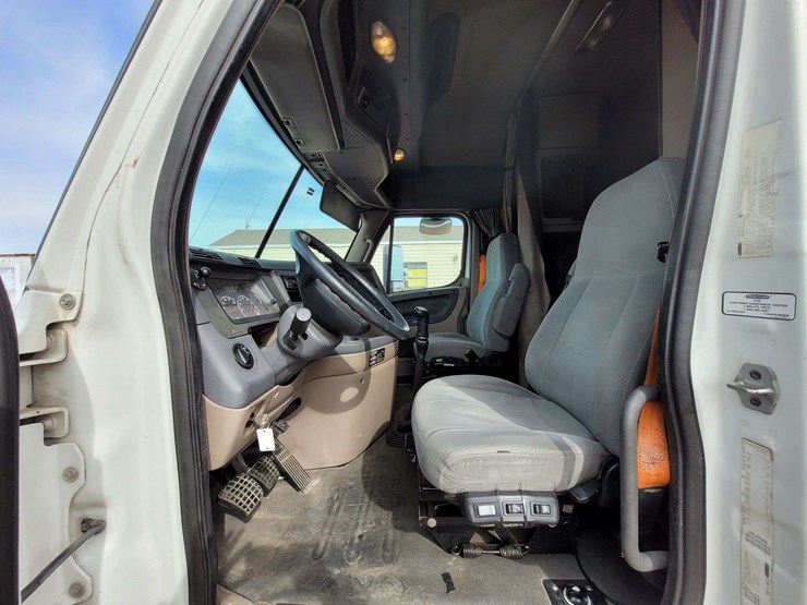 2013-freightliner-cascadia-125-image-11