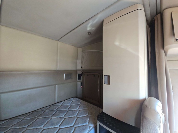 2016-kenworth-t680-image-16