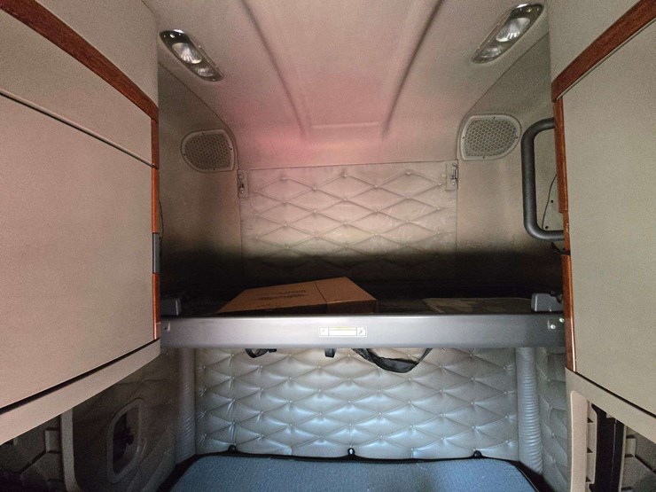 2014-freightliner-cascadia-125-image-15