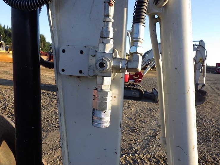 2019-takeuchi-tb230-image-12