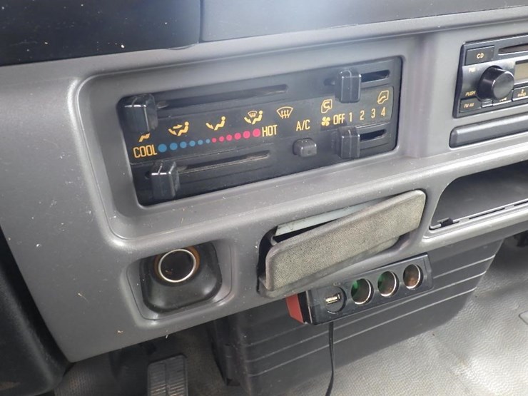 2005-isuzu-npr-image-25