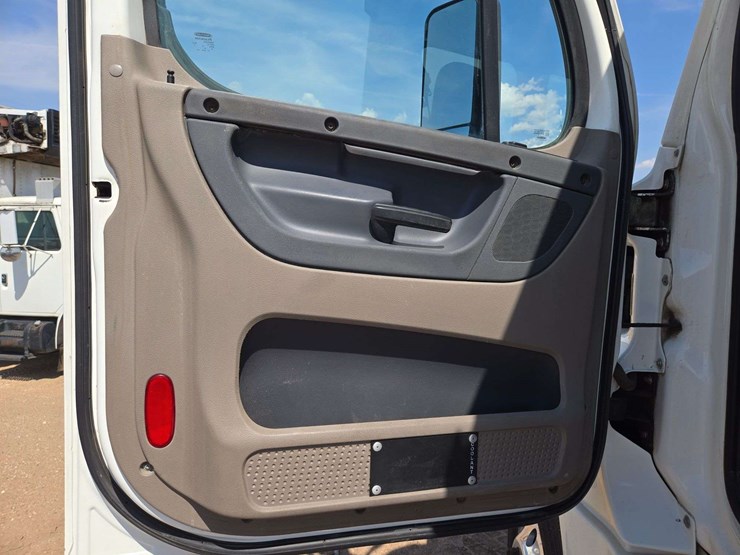 2014-freightliner-cascadia-125-image-9