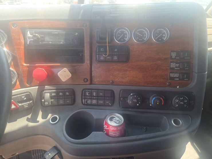 2009-freightliner-cascadia-125-image-20
