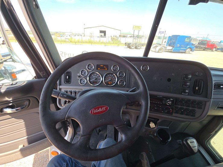 2013-peterbilt-384-image-16