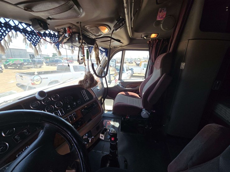 2013-peterbilt-587-image-12
