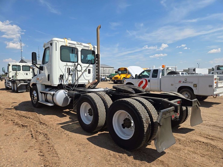 2014-freightliner-cascadia-125-image-4