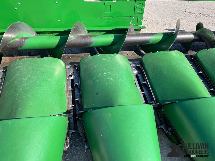 2021-john-deere-c8r-image-15