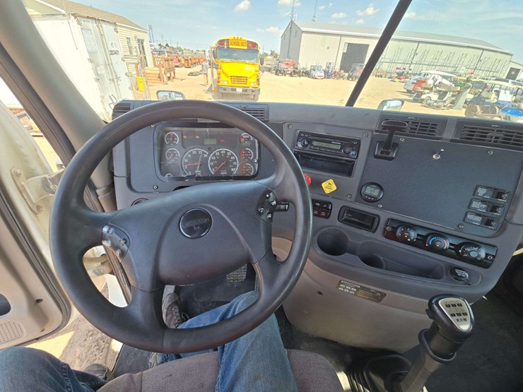 2014-freightliner-cascadia-125-image-12