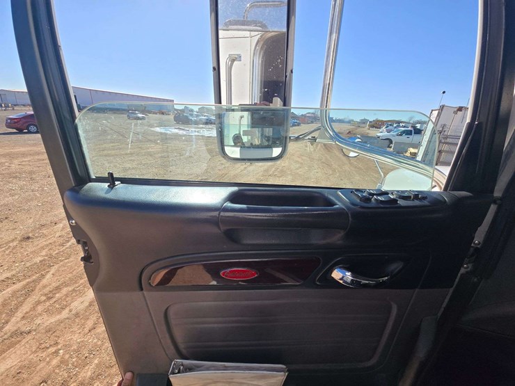 2013-peterbilt-386-image-12