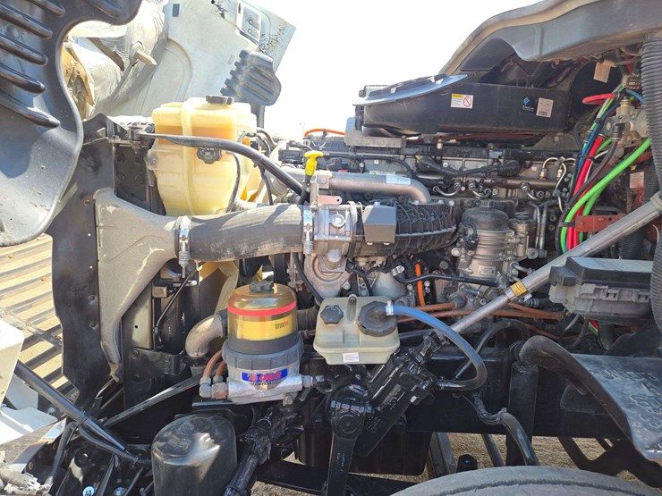 2014-freightliner-cascadia-125-image-18