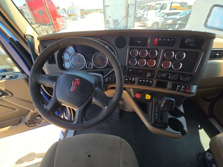 2016-kenworth-t680-image-17