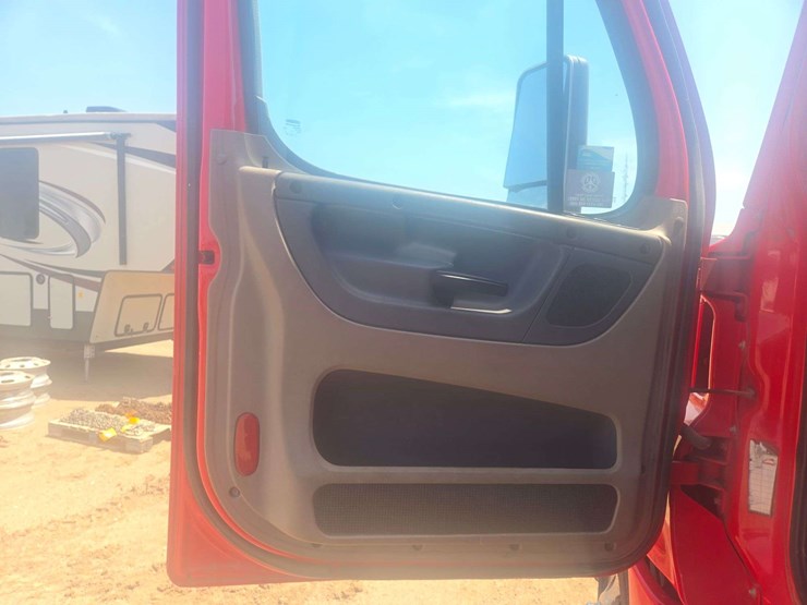 2014-freightliner-cascadia-125-image-10