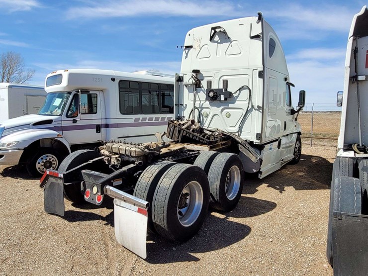 2013-freightliner-cascadia-125-image-4