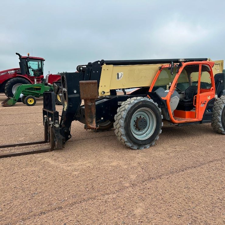 2016 JLG 1055