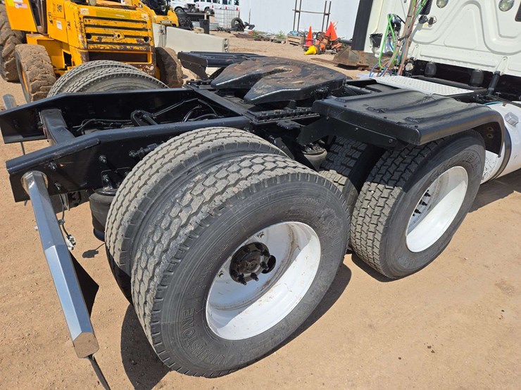 2014-freightliner-cascadia-125-image-9