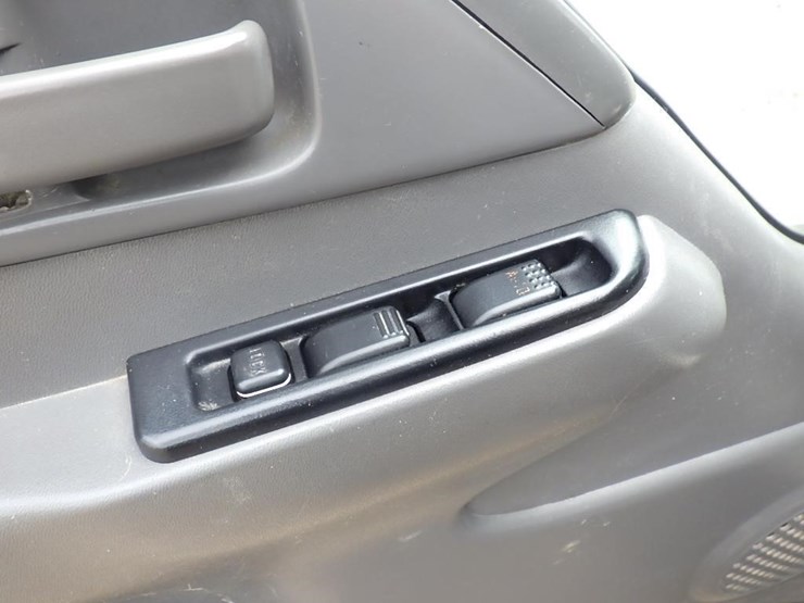 2005-isuzu-npr-image-19