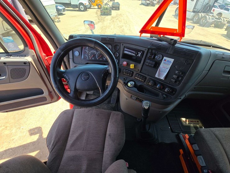 2014-freightliner-cascadia-125-image-18