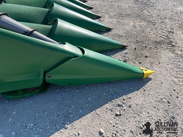 2021-john-deere-c8r-image-19