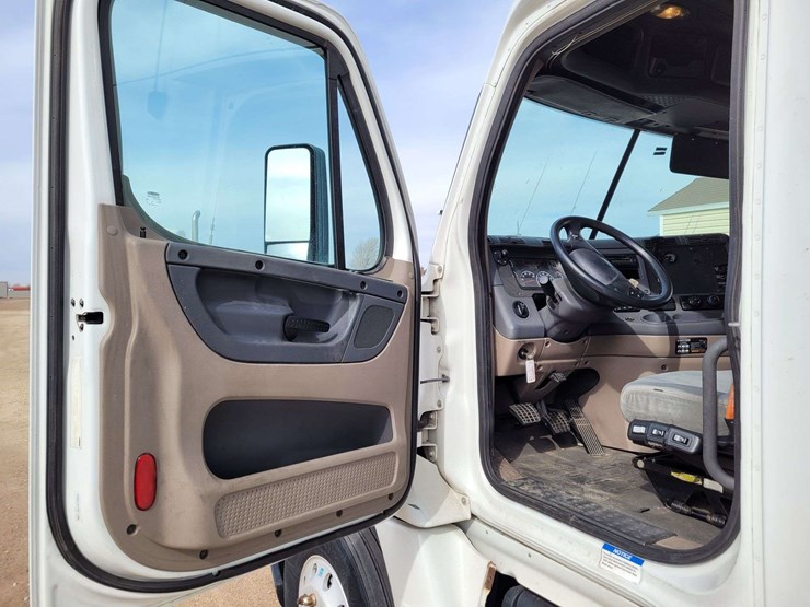2013-freightliner-cascadia-125-image-10