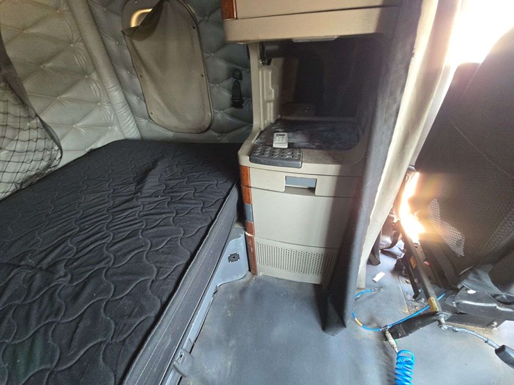 2009-freightliner-cascadia-125-image-15