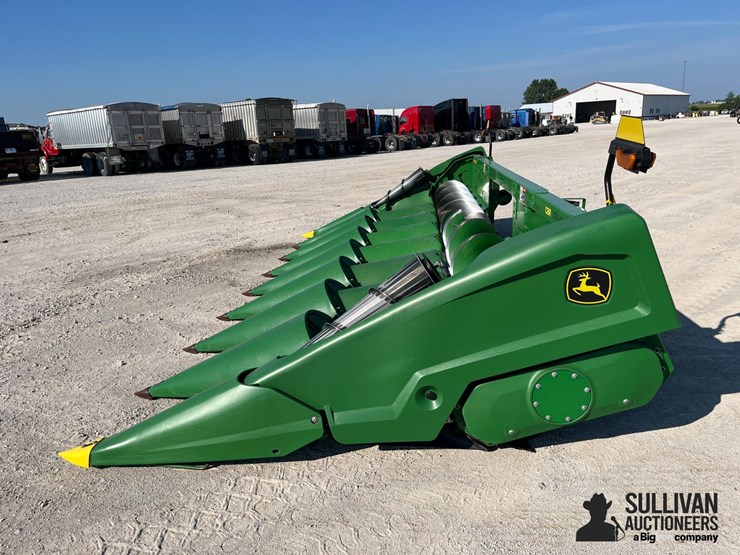 2021-john-deere-c8r-image-8