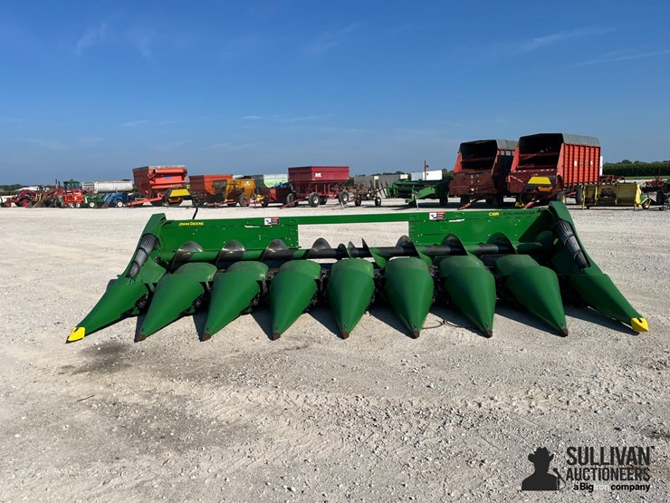 2021-john-deere-c8r-image-2