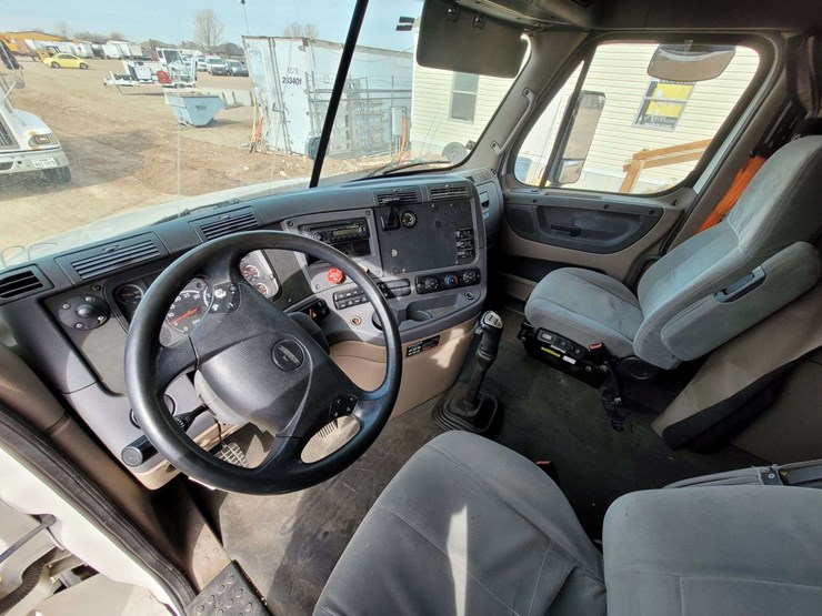 2013-freightliner-cascadia-125-image-12