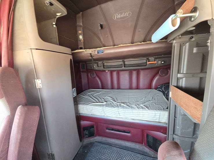 2013-peterbilt-587-image-13