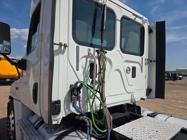 2014-freightliner-cascadia-125-image-6