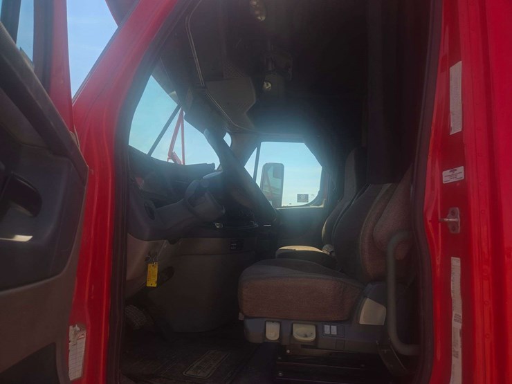 2014-freightliner-cascadia-125-image-11