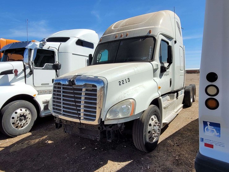 2013-freightliner-cascadia-125-image-1