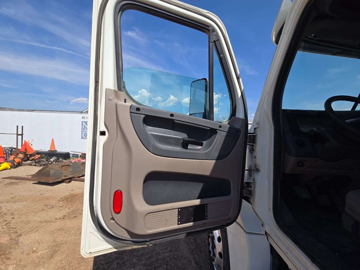 2014-freightliner-cascadia-125-image-10