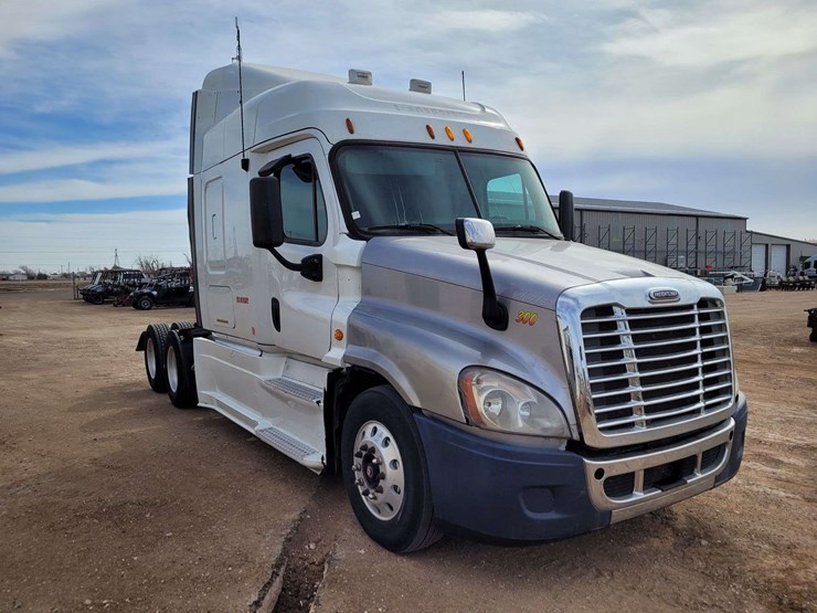 2013-freightliner-cascadia-125-image-2