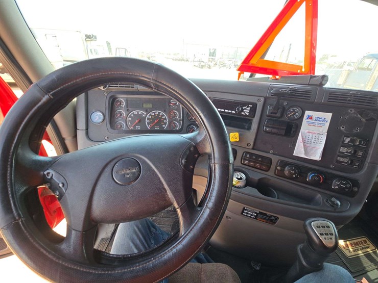 2014-freightliner-cascadia-125-image-20