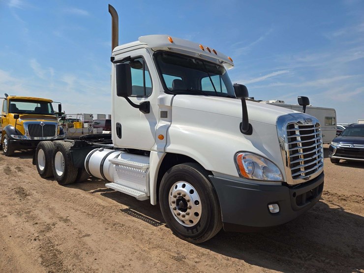 2014-freightliner-cascadia-125-image-2