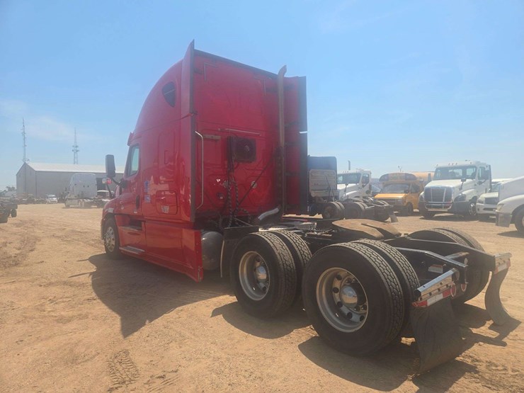 2014-freightliner-cascadia-125-image-4