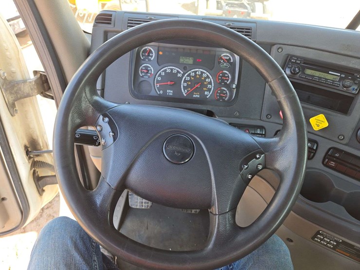 2014-freightliner-cascadia-125-image-14