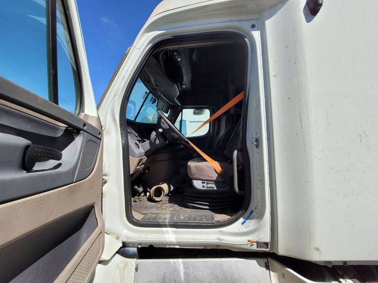 2013-freightliner-cascadia-125-image-10