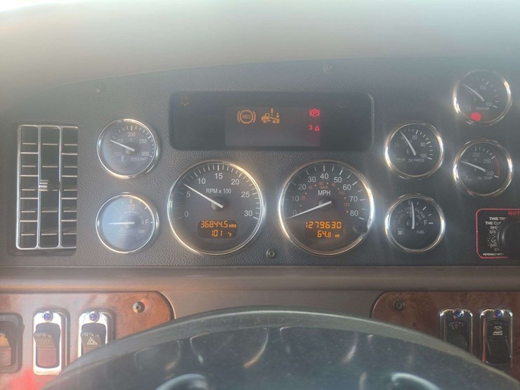 2013-peterbilt-587-image-22