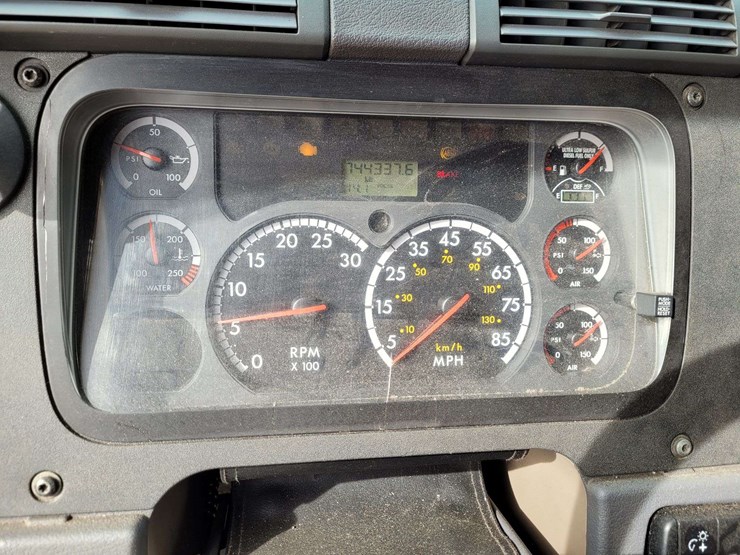 2013-freightliner-cascadia-125-image-17