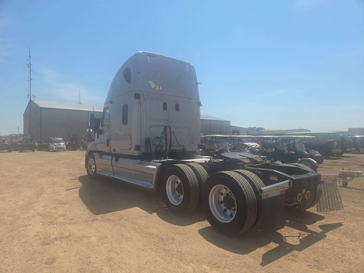 2009-freightliner-cascadia-125-image-4
