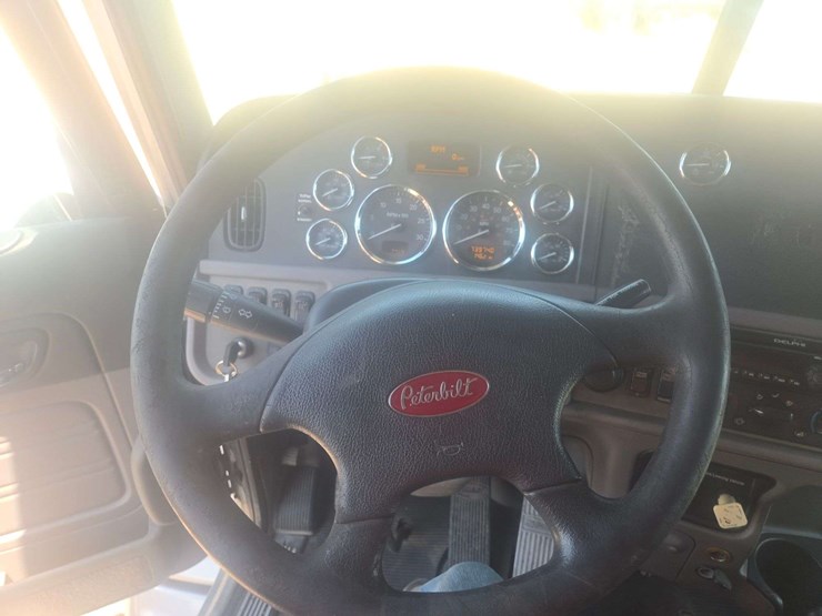 2013-peterbilt-384-image-19