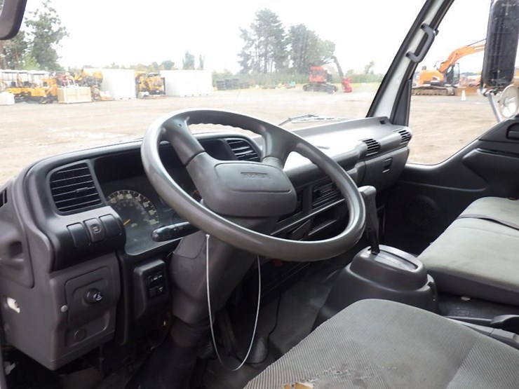 2005-isuzu-npr-image-18