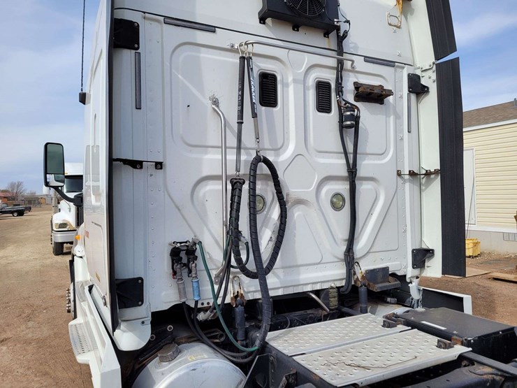 2013-freightliner-cascadia-125-image-8
