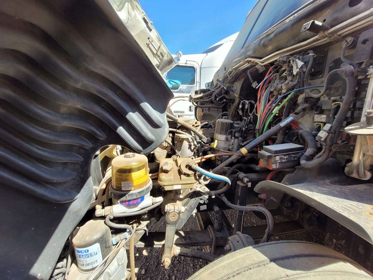 2013-freightliner-cascadia-125-image-18