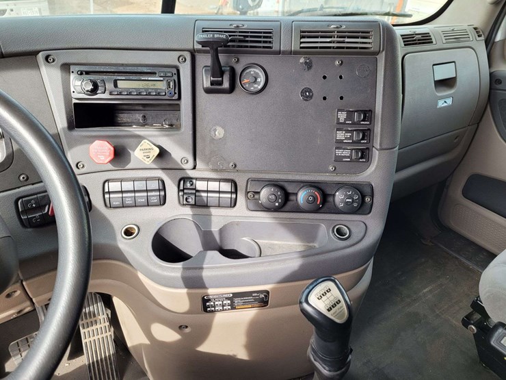 2013-freightliner-cascadia-125-image-14