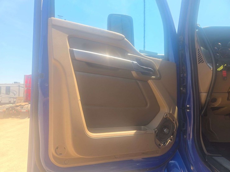 2016-kenworth-t680-image-10
