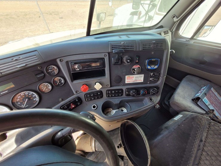2013-freightliner-cascadia-125-image-14