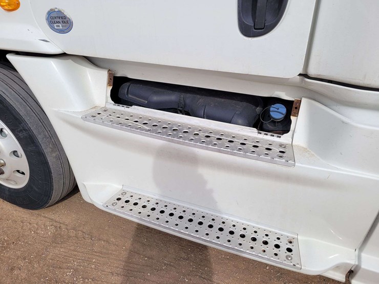2013-freightliner-cascadia-125-image-9